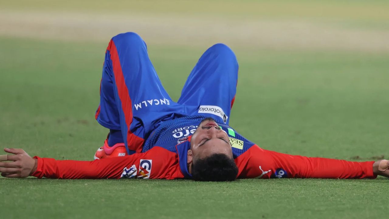 Indian Premier League 2025: Delhi Capitals के Mukesh Kumar और Ashutosh Sharma की भयानक टक्कर कैच टपका खिलाड़ी हुए चोटिल