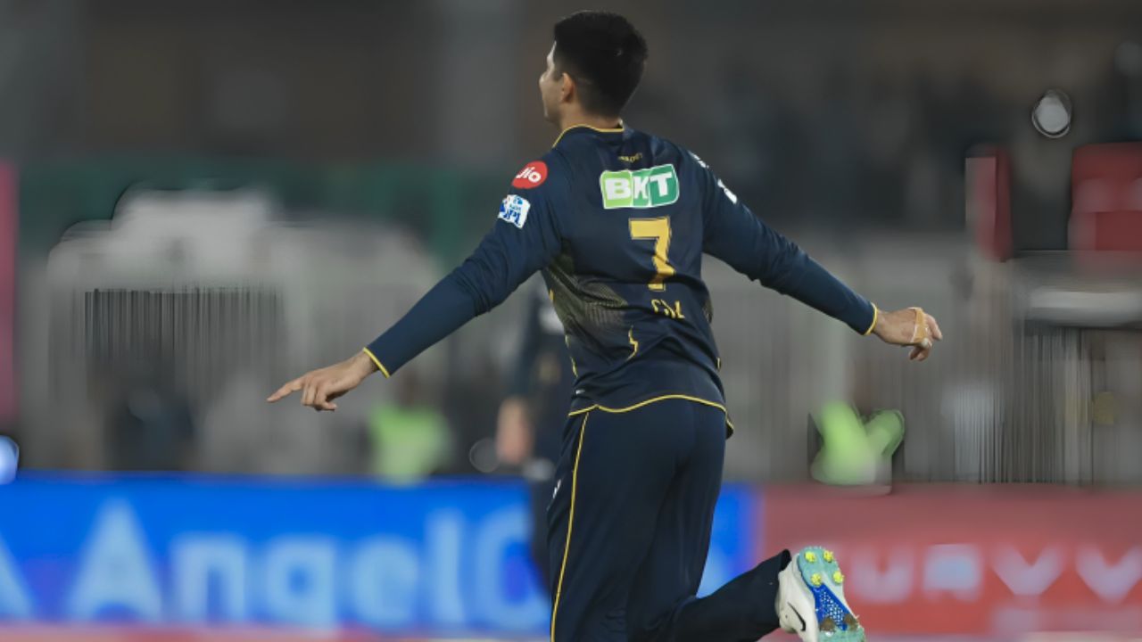 Tradition को किया सलाम: Toss से पहले Shubman Gill ने छुए Rajeev Shukla के Charan