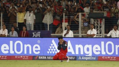 18 साल का इंतज़ार खत्म: IPL 2025 जीत के बाद विराट कोहली ने अनुष्का शर्मा को गले लगाकर बांटी खुशी